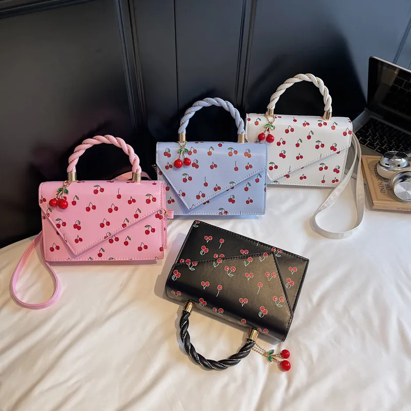Petit Sac Carré en Cuir PU Imprimé Cerise Sac à Main Enveloppe Avec Poignée Tissée Pendentif Cerise Sac Bandoulière