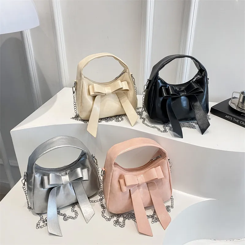 Sac Dumpling en Cuir PU pour Femme avec Nœud Papillon Doux Sac à Bandoulière avec Chaîne en Métal Sac à Main Portable
