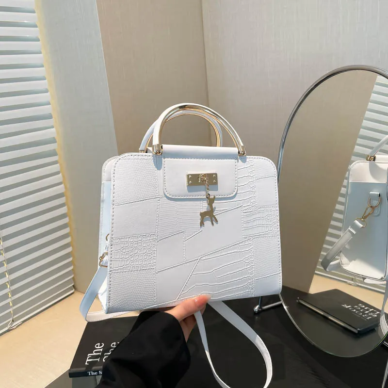 Sac à Épaule Femme en Cuir PU Motif Crocodile Poignée Métallique Pendentif Cerf Sac à Main Bandoulière pour Bureau