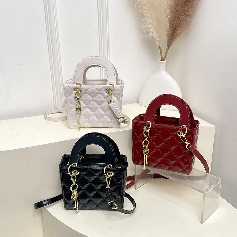 Borsa a Mano da Donna in Pelle PU Trapuntata Borsa a Tracolla Quadrata Piccola con Pendente in Metallo Dorato Tracolla Regolabile