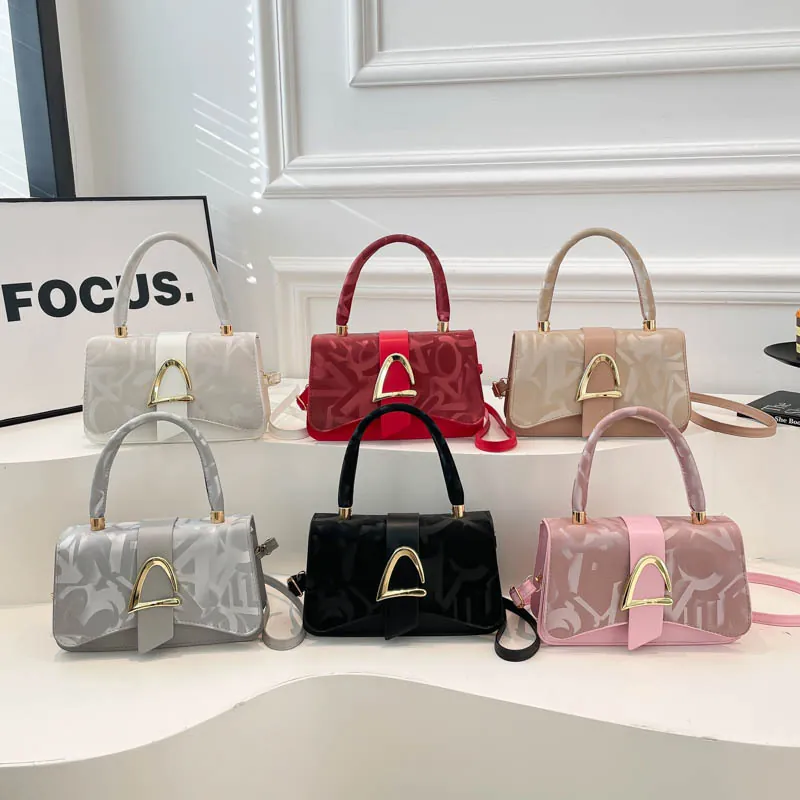 Sac à Main Carré Tendance Pour Femmes Avec Imprimé Lettres Et Boucle En Métal Sac Bandoulière Élégant En Cuir Synthétique