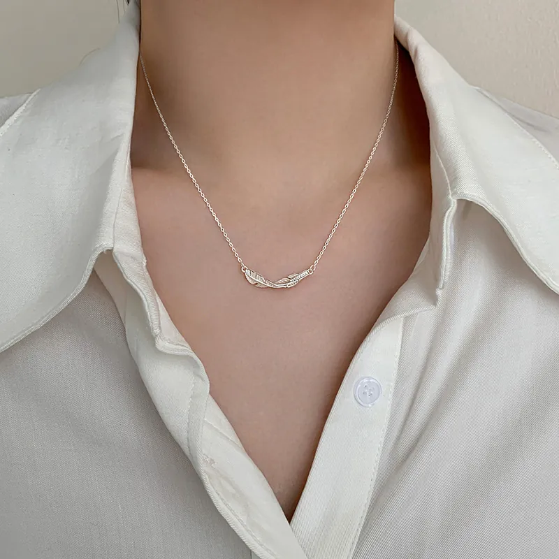 Niche Design Copper Feather Pendant Necklace For Women With 3A Zirconia Elegant White Gold Plated Clavicle Chain Jewelry