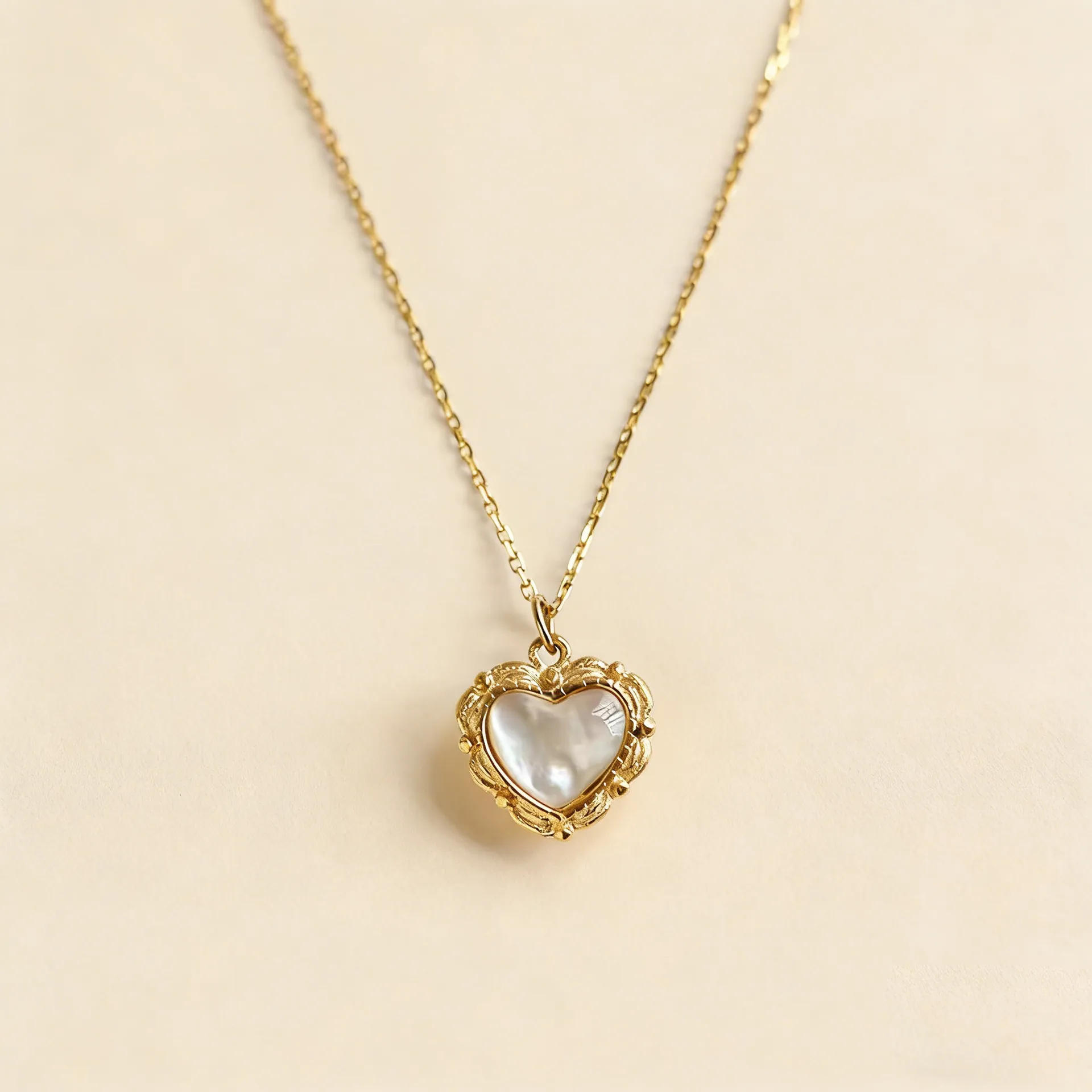 Vintage Heart Pendant Necklace Gold Plated Stainless Steel Mother Of Artificial Pearl Baroque Pattern Elegant Jewelry For Women