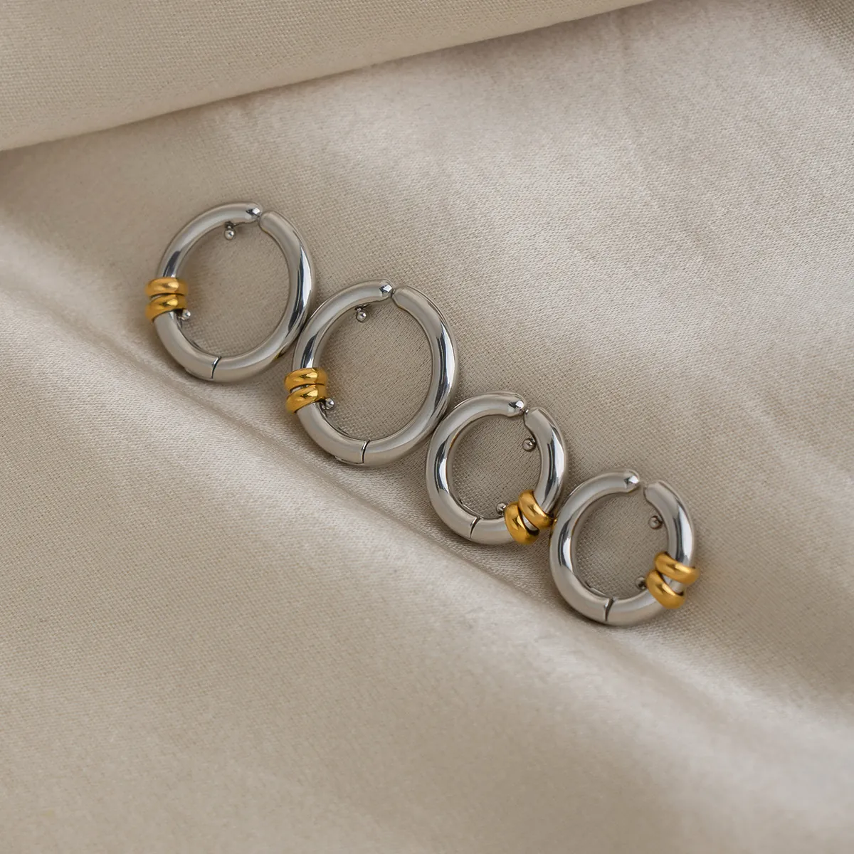 Créoles Minimalistes Bicolores En Acier Inoxydable Plaqué Or 18K Imperméables Hypoallergéniques Bijoux Pour Femmes