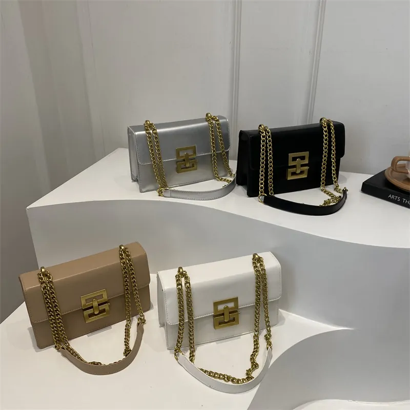 Petit Sac Carré de Mode Rétro pour Femmes Simple Sac à Bandoulière Tendance avec Chaîne Sac Banane Chic en Cuir PU Minimaliste