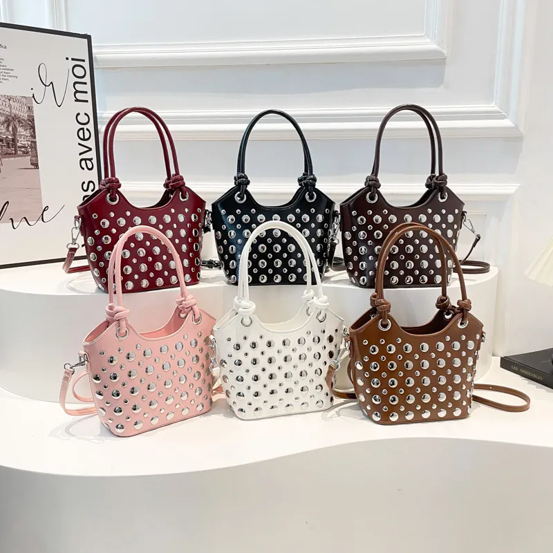 Borsa a Secchiello da Donna in Pelle PU con Borchie Stile Punk Borsa a Tracolla a Mano per Uso Quotidiano Festa Streetwear