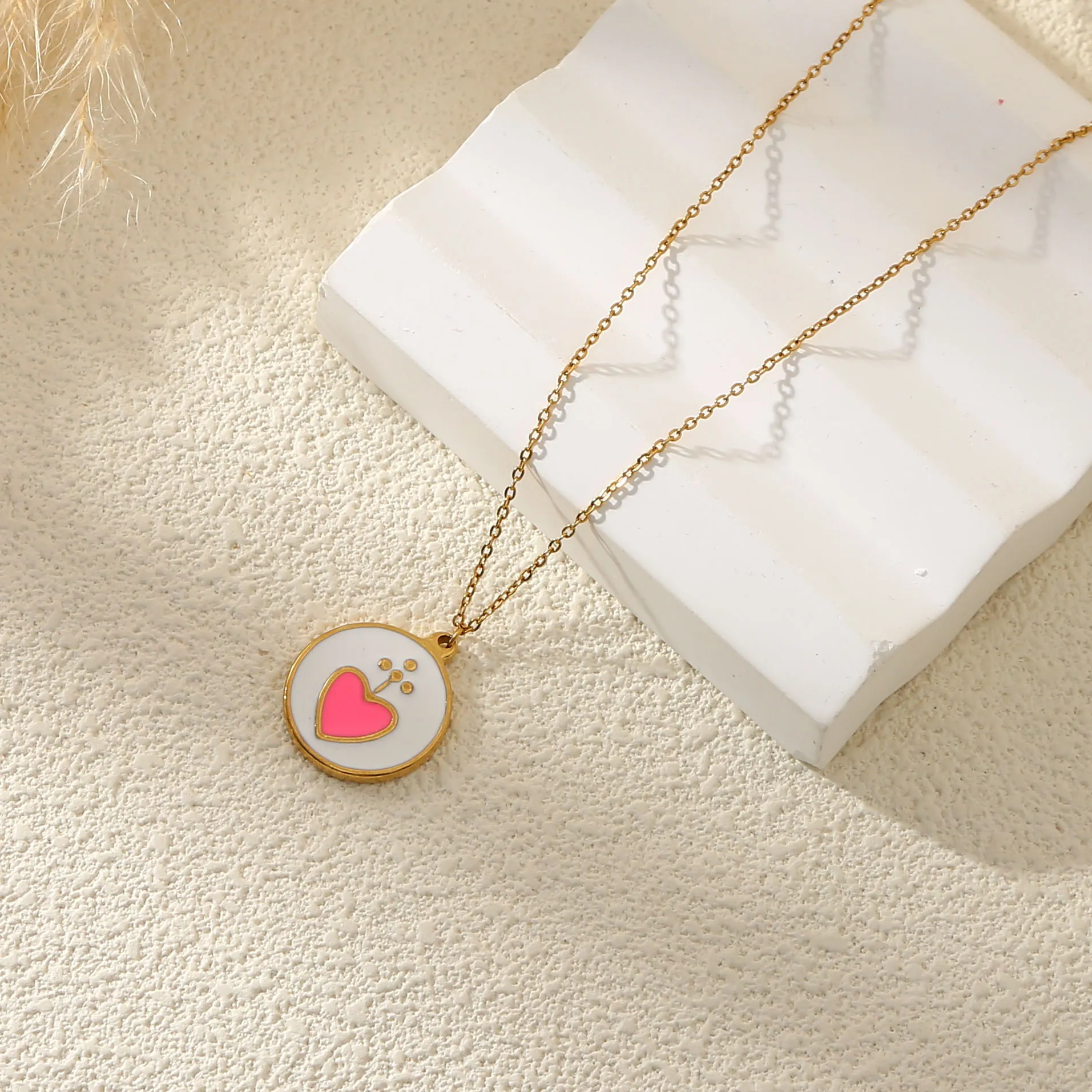 Collier Pendentif Médaille Ronde Coeur Vintage Acier Inoxydable Plaque Or Émail Bijoux Chic Étanche