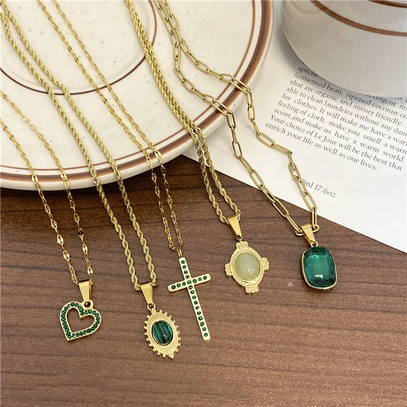 Collier Pendentif Croix-Coeur Vintage Acier Inoxydable Strass Vert Émeraude Zircon Plaqué Or Bijoux Élégants Femmes