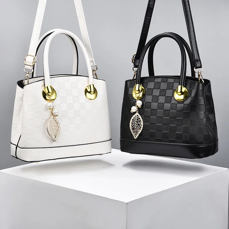 Sac À Épaule En Cuir PU Gaufré À Carreaux Femmes Sac À Main Bandoulière Grande Capacité Avec Pendentif Künstliche Perle Feuille