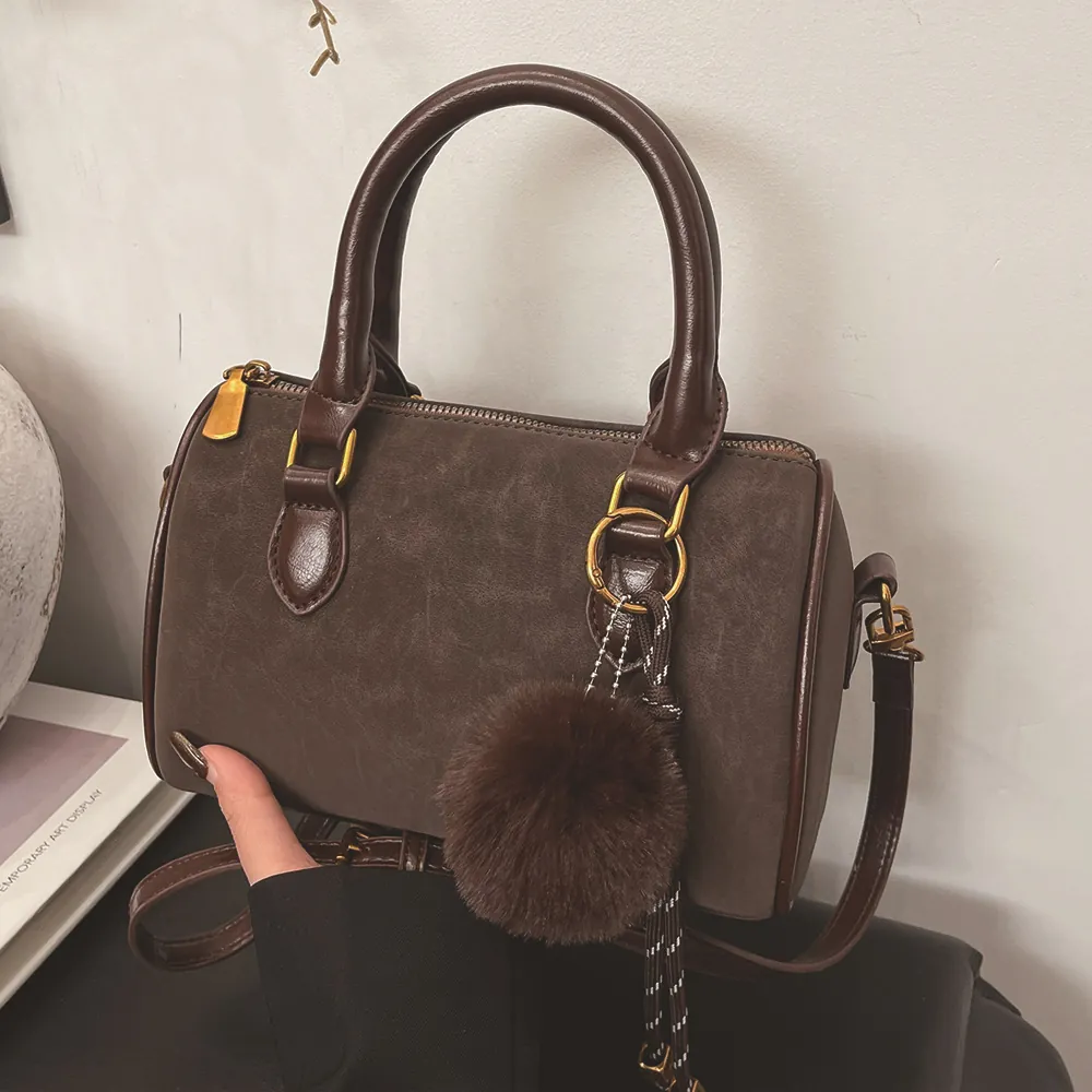 Sac Boston Rétro Pour Femmes En Daim Dépoli Similicuir PU Sac À Main Décontracté Bandoulière Avec Pendentif Boule Peluche