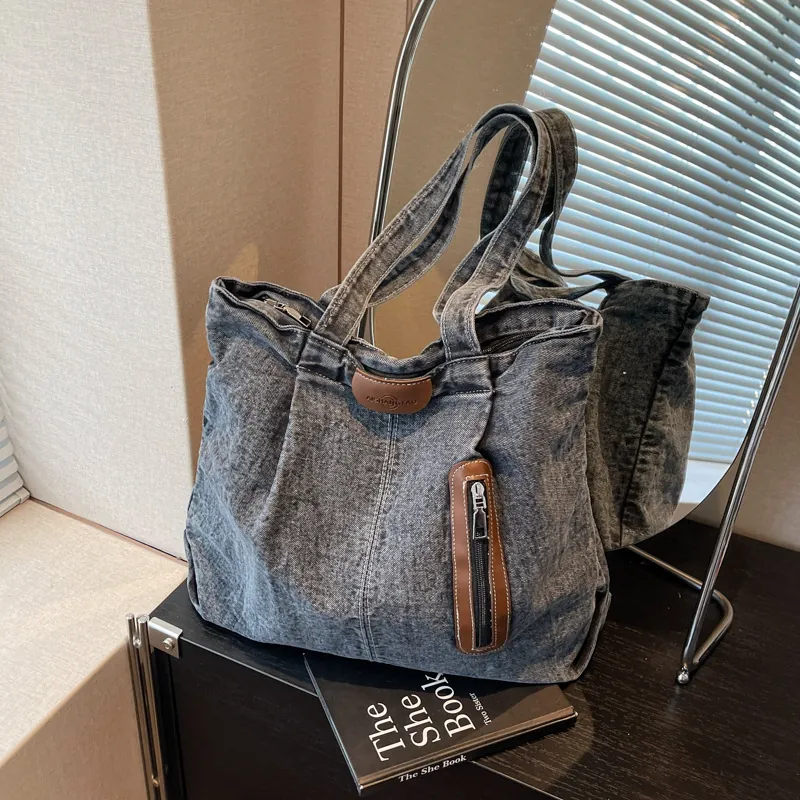 Sac Tote En Denim Lavé Vintage Grande Capacité Sac À Bandoulière Avec Patch En Cuir Poche Zippée Décontracté Pour Femmes