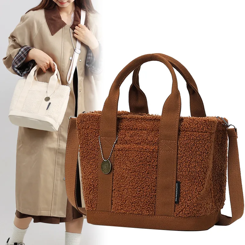 Borsa Tote In Peluche Teddy Da Donna Grande Capacità Borsa A Mano Sherpa Con Pendente In Metallo Borsa A Tracolla Invernale