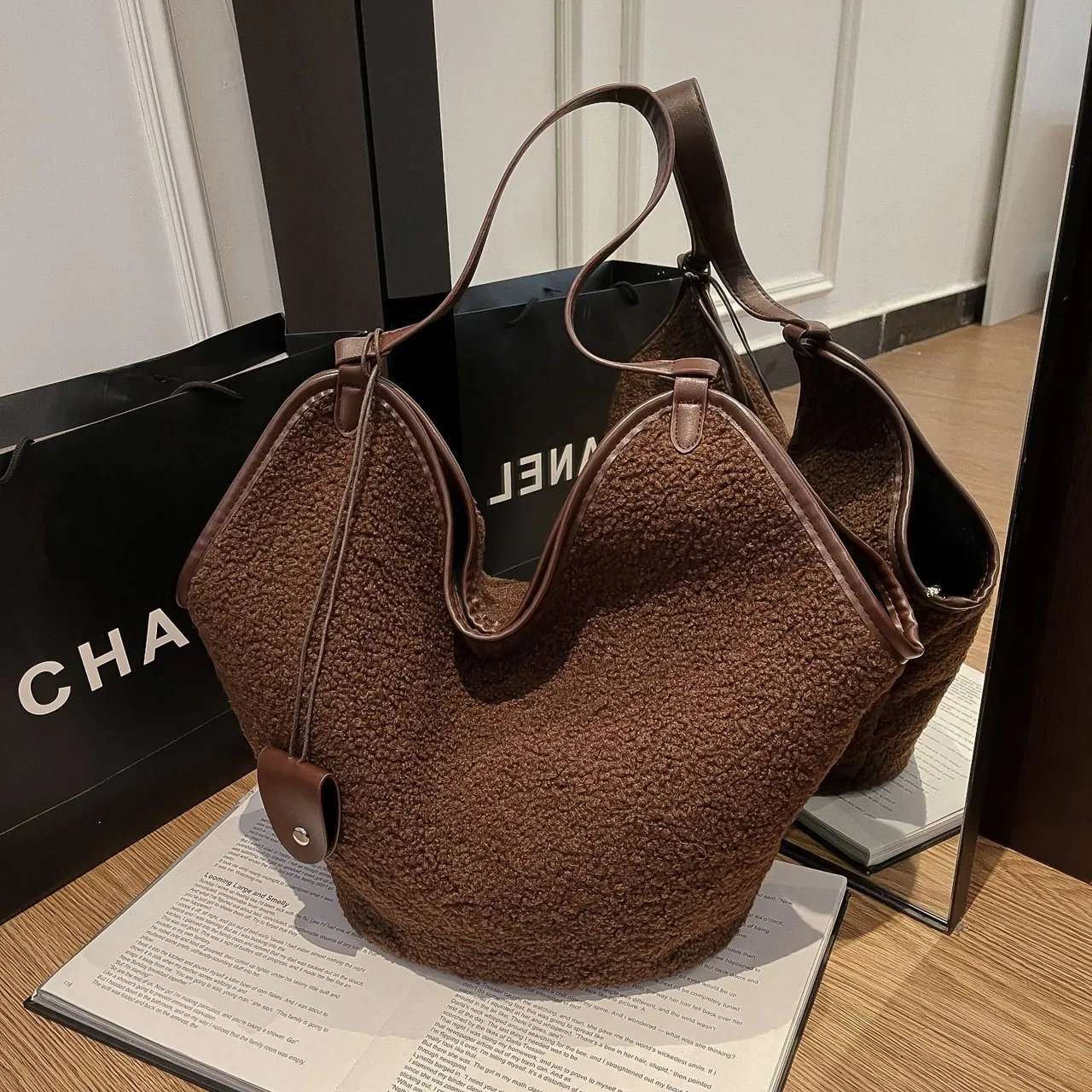 Plush Lamb Wool Tote Bag And PU Leather Pouch Large Capacity Retro Commuter Shoulder Handbag For Women Solid Color