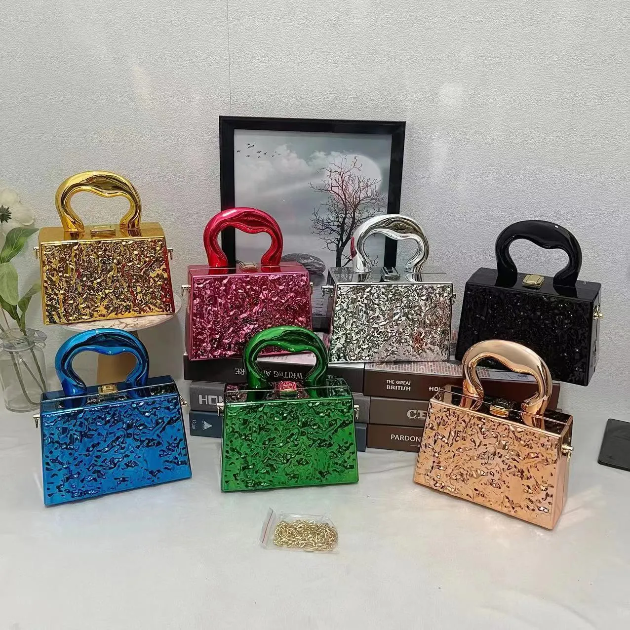 Damen Abendtasche Aus Acryl Mit Metallischer Faltenoptik Mit Halbrundem Griff Und Abnehmbarer Kette Für Partys Und Veranstaltungen