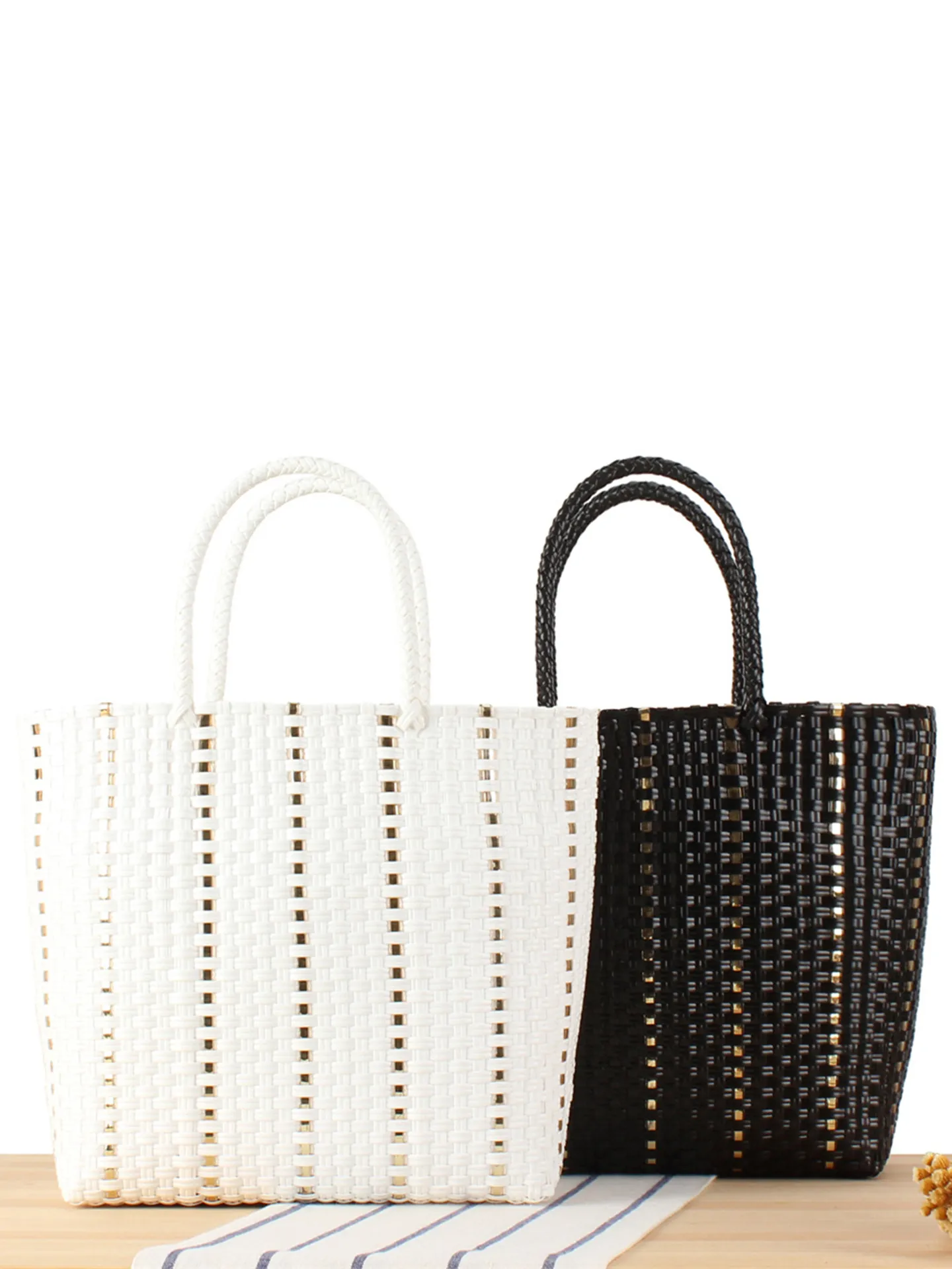 Sac À Main Panier En Plastique Tissé À La Main Grande Capacité Sac Fourre-Tout De Plage Décontracté Avec Décoration De Clous Métalliques Pour Femmes