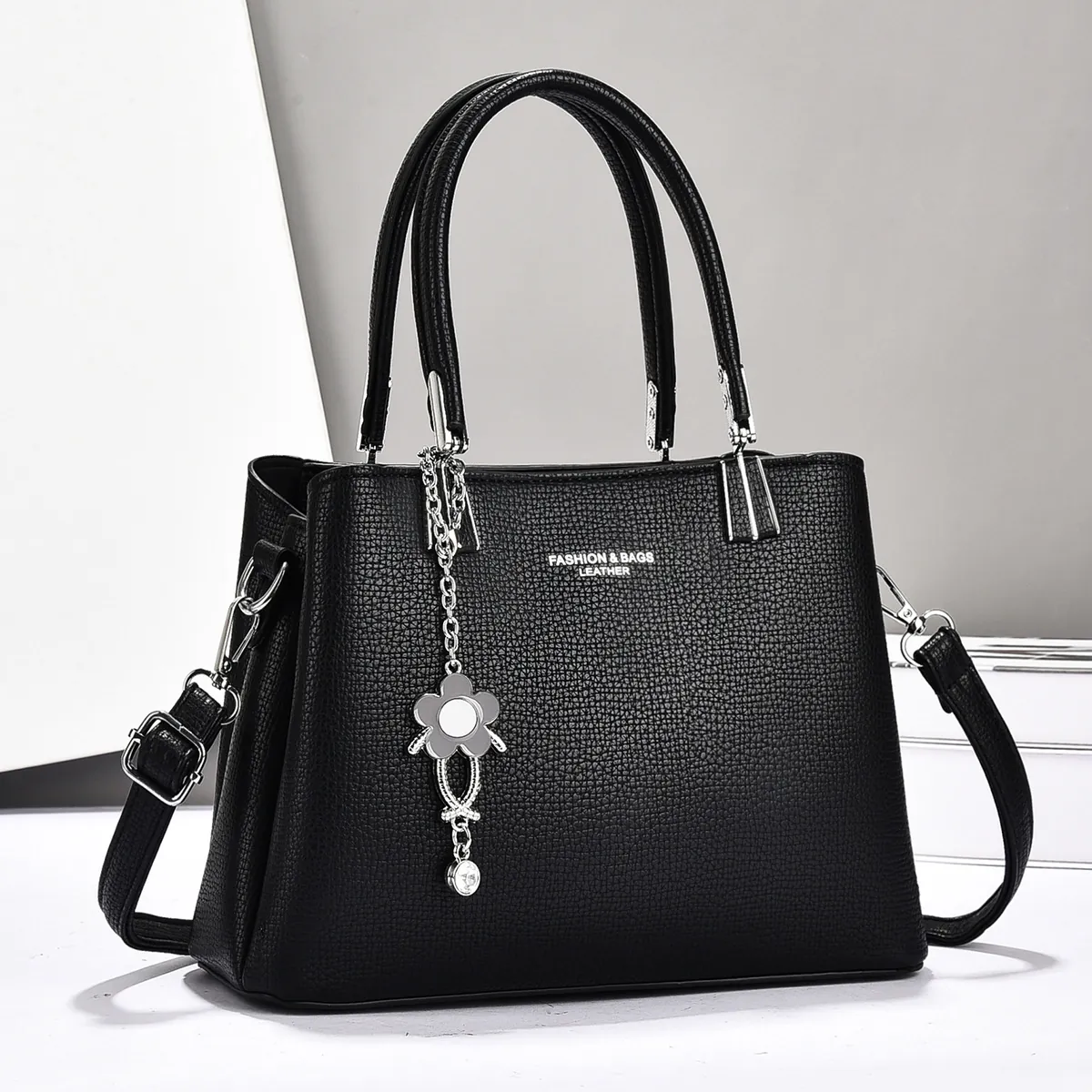 Damen Mode Lychee Textur PU Leder Einkaufstasche Große Kapazität Handtasche Mit Blumenanhänger Umhängetasche