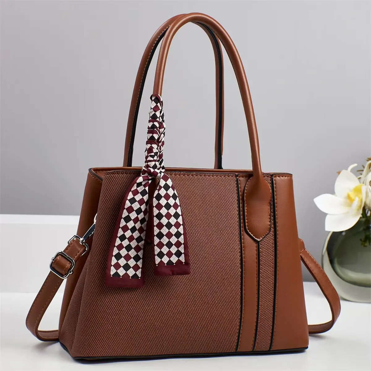 Sac À Main Fourre-Tout Pour Femmes En Cuir PU Tissu Patchwork Sac À Épaule Avec Foulard Décor Élégant Navette Grande Capacité
