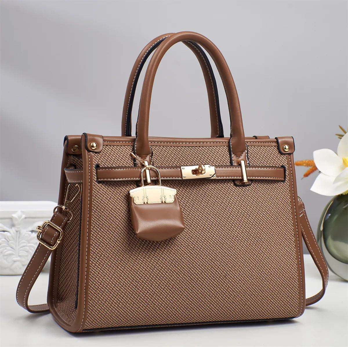 Damen Handtasche PU Leder Gewebt Patchwork Große Kapazität Tote Umhängetasche Mit Mini Anhänger Goldene Hardware Elegant