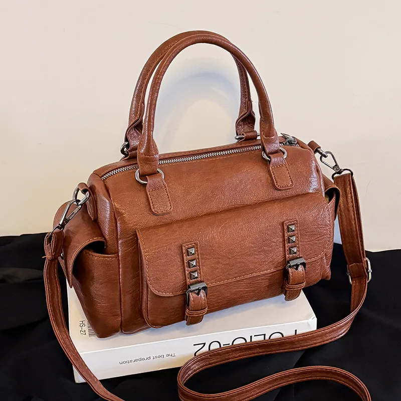 Sac À Main Boston En Cuir PU Rétro Grande Capacité Plusieurs Poches Rivet Boucle Décor Sac Bandoulière