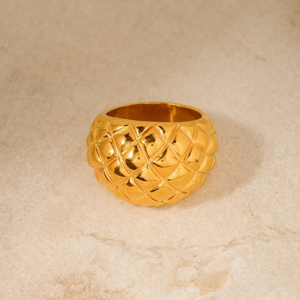 Anello Texture Rombi Trapuntato Acciaio Inossidabile Placcato Oro 18K Fascia Grossa Gioielli Minimalisti Per Donna