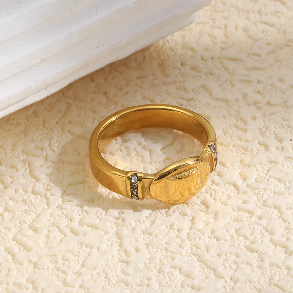 Women's Stainless Steel Eighteen Karat Gold Plated Oval Geometric Bump Ring With Inlaid Rhinestone Fashion Daily Jewelry