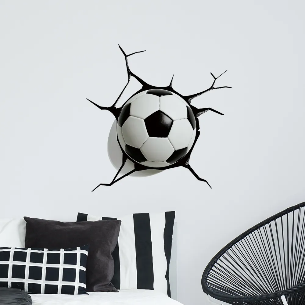 Sticker Mural Football 3D PVC Imperméable Amovible Autocollant Effet Mur Brisé Décoration Sport Chambre Enfant