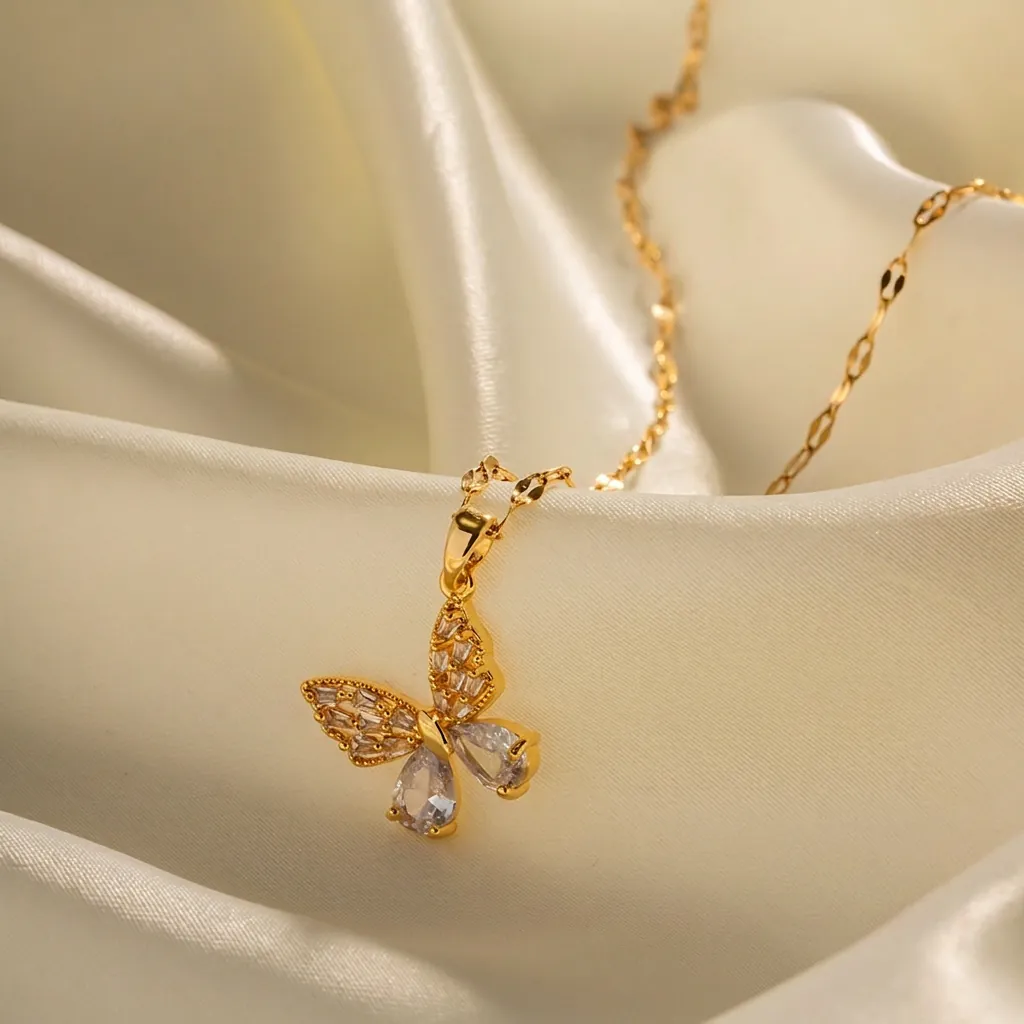 Collier Pendentif Papillon en Acier Inoxydable Plaqué Or pour Femme Élégant Bijoux Papillon Incrusté de Strass Cadeau Collier Chaîne Minimaliste