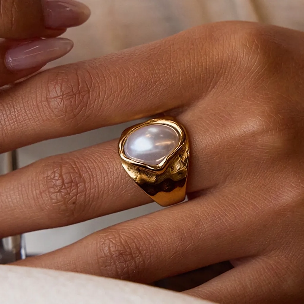 Vintage Edelstahlring Gehämmerte Textur Große Kunstperle Retro Eleganter Damenschmuck Wasserdicht Nicht Verblassend