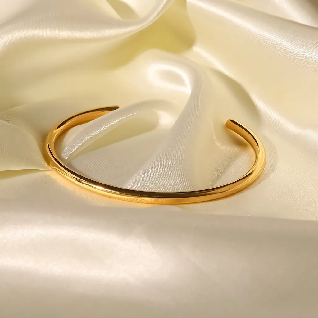 Bracciale Rigido Aperto in Acciaio Inossidabile Placcato Oro 18K Stile Francese per Donna Bracciale a Polsino Geometrico Minimalista