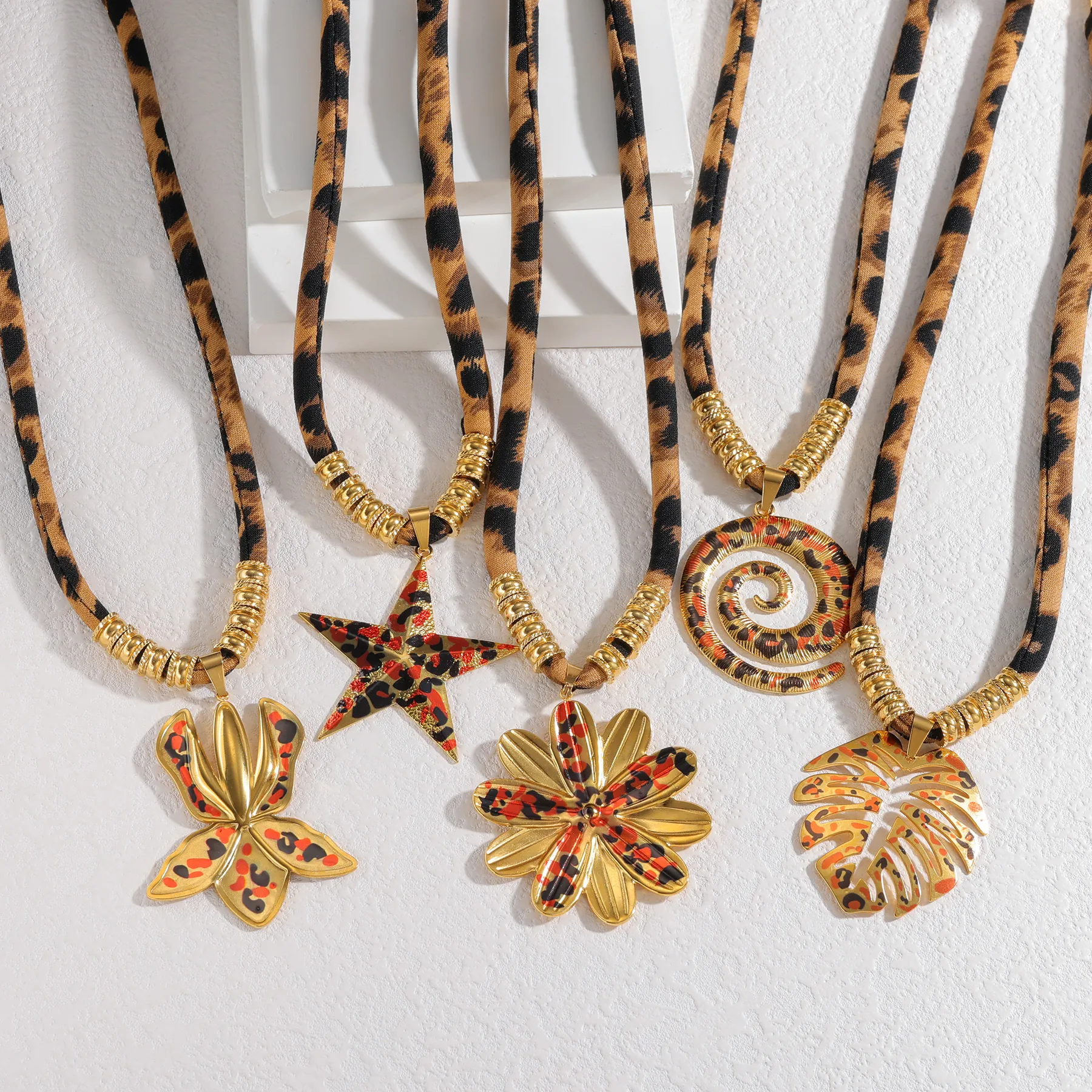 Boho-Stil Leopardenmuster Stoffseil Edelstahl Halskette Vergoldet Blume Stern Monstera Blatt Anhänger Mode Schmuck Für Damen