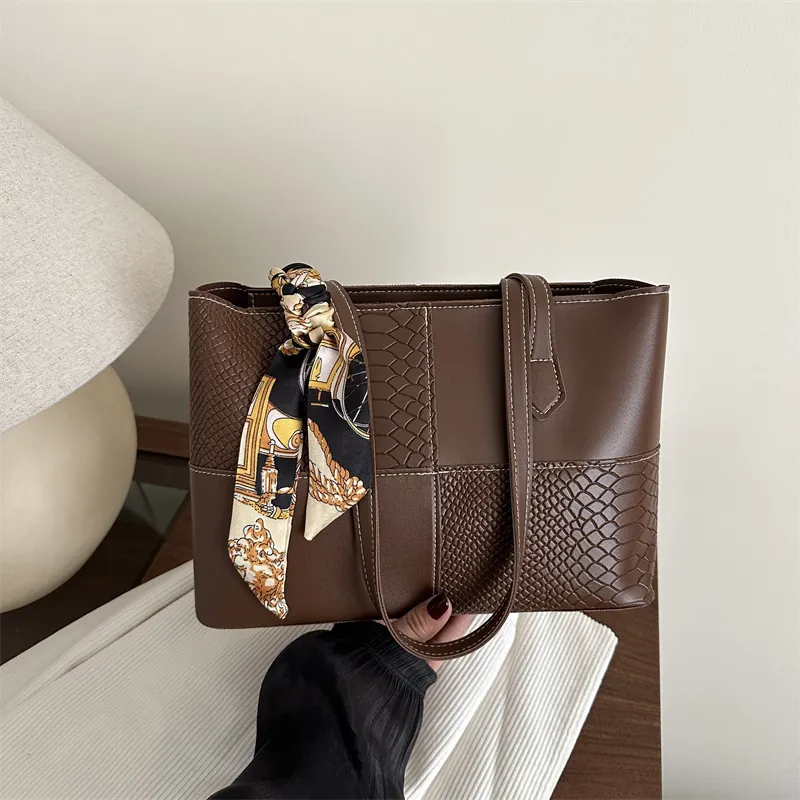 Sac Tote Patchwork pour Femmes Grande Capacité Sac à Épaule en Cuir PU Avec Décor de Foulard Élégant Sac à Main de Bureau