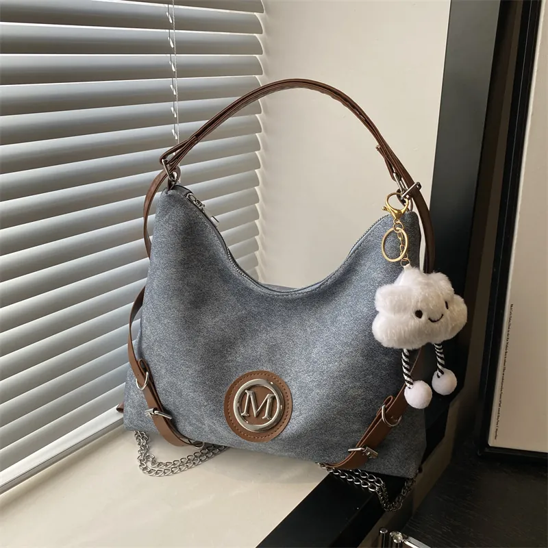 Grand Sac Fourre-Tout en PU pour Femmes Sac à Épaule Vintage Avec Décoration de Logo en Métal et Pendentif Nuage en Peluche
