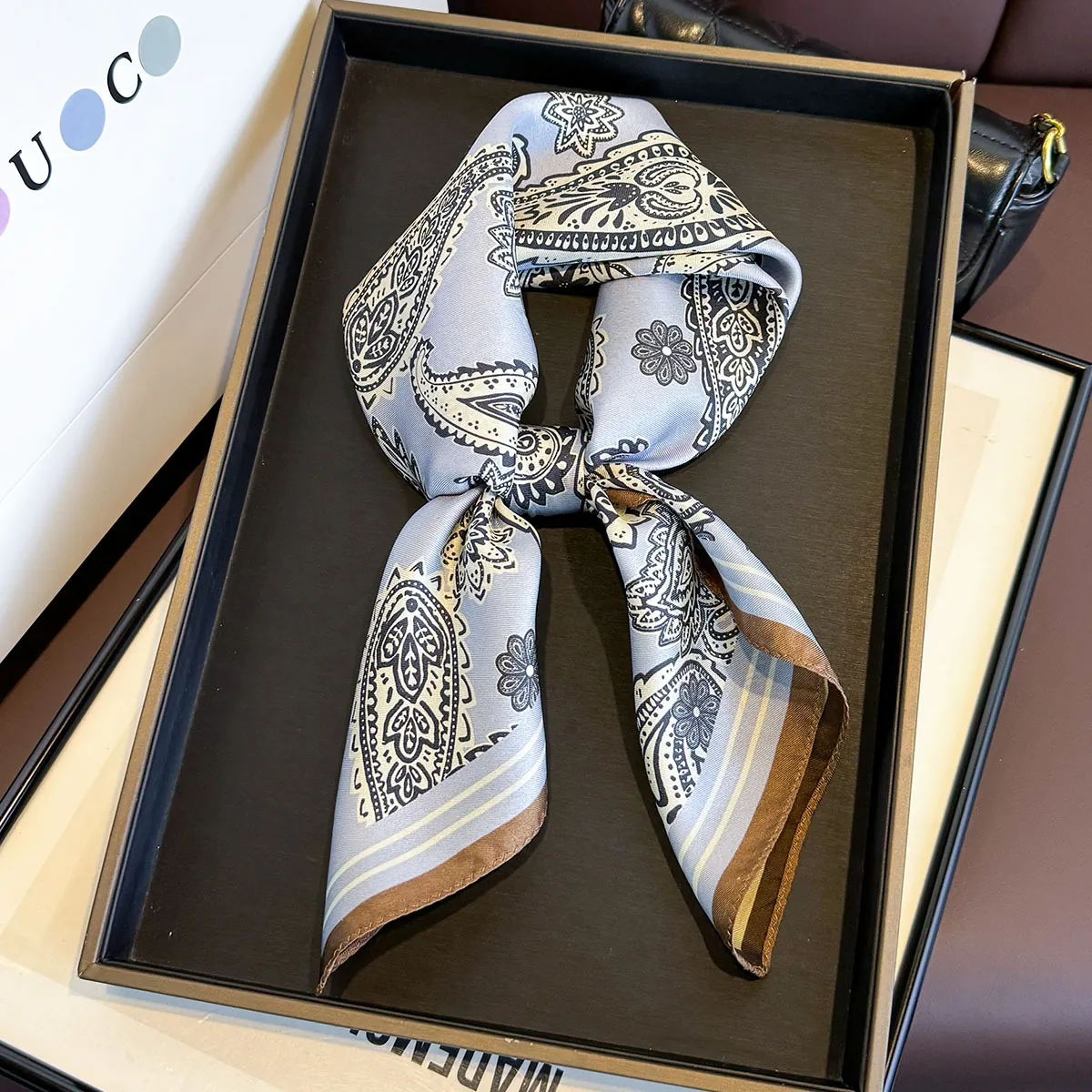 Foulard Carré En Satin De Mûrier Élégant Imprimé Paisley Sergé Satin Pour Femmes Accessoire De Mode Polyvalent Bandeau