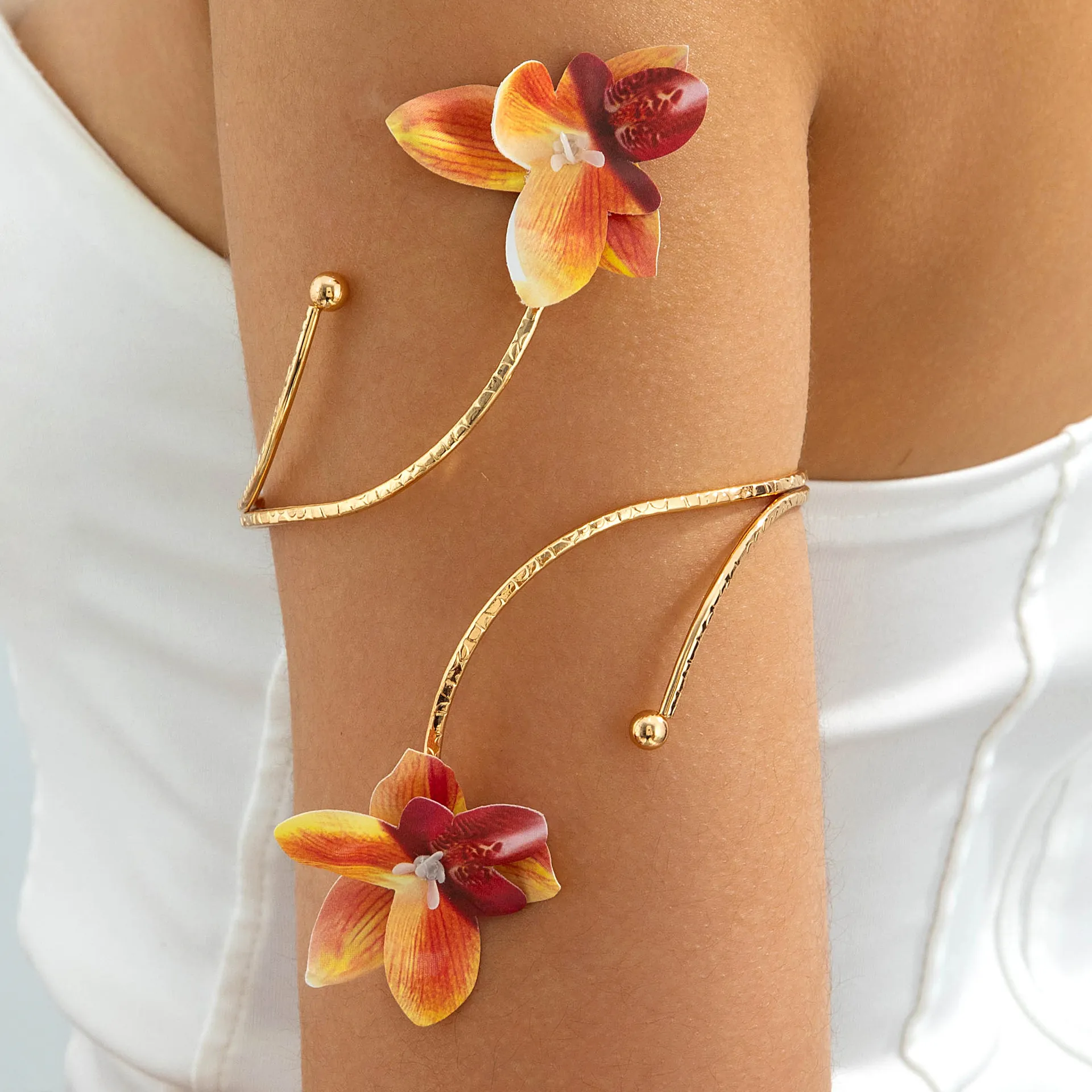 Orchidee Blumen Oberarmreif Gehämmertes Goldfarbenes Legierungsmetall Spirale Offener Armreif Bohemian Urlaub Accessoire
