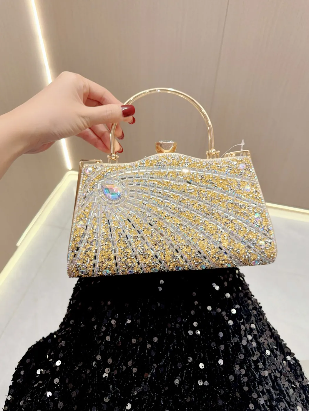 Evening Bag Encrusted Rhinestone Sunburst Pattern Metal Circle Handle Gemstone Clasp Hard Shell Box Clutch Prom Wedding