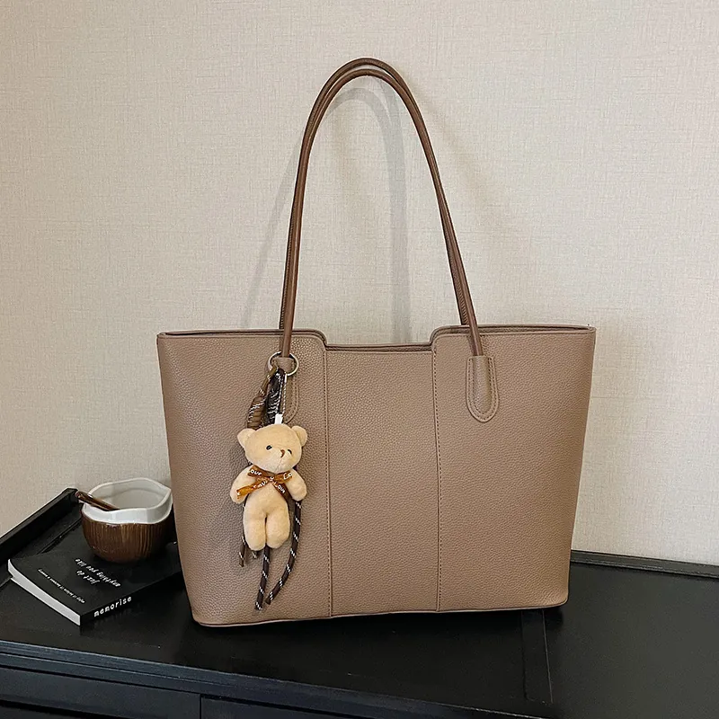 Women Large Capacity Tote Bag PU Leather Lychee Pattern Commuter Shoulder Bag Elegant Handbag With Teddy Bear Charm