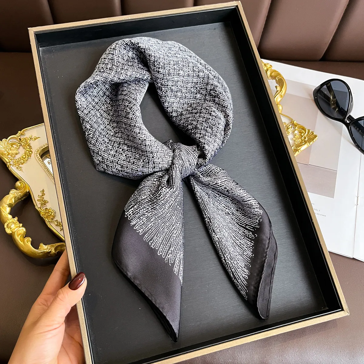 Élégant Foulard Carré Pour Femmes Polyester Satin Sensation Satin Imprimé Floral Léopard Bandana Décoratif Accessoire Cou