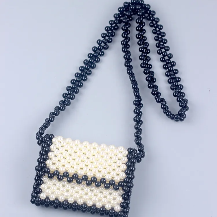 Handgefertigte Künstliche Perlen Mini Umhängetasche Elegant Kunstperlen Gewebt Schwarz Und Weiß Kontrast Quadratische Klappe Tasche