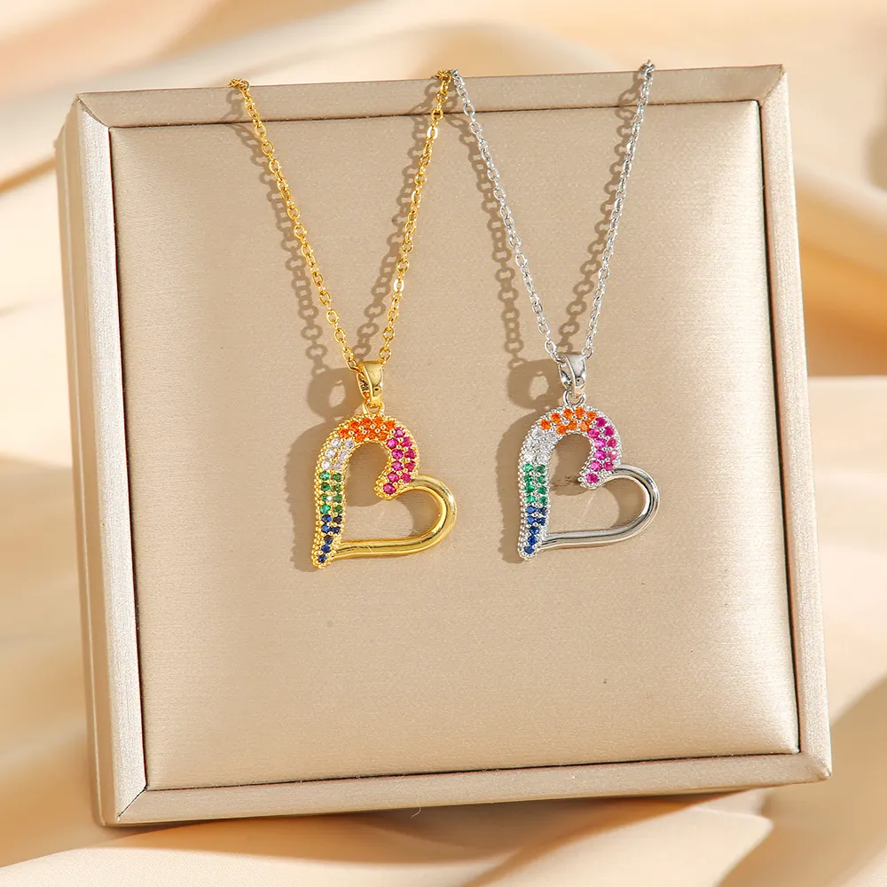 Collier Pendentif Cœur Acier Inoxydable Avec Zircone Arc-en-ciel Colorée Évidé Micro Pavé Bijoux Pour Femmes Mode
