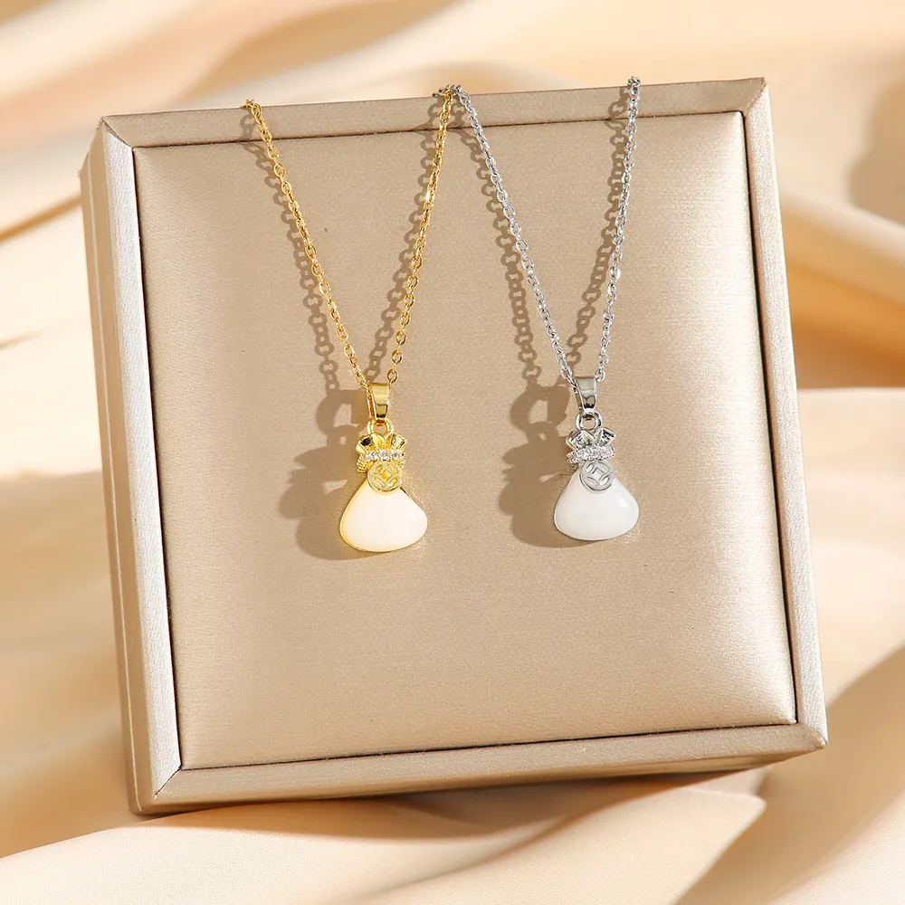 Elegante Gelukzakje Hanger Ketting Titanium Staal Met Witte Imitatie Jade En Zirkoon Mode Sieraden Voor Vrouwen