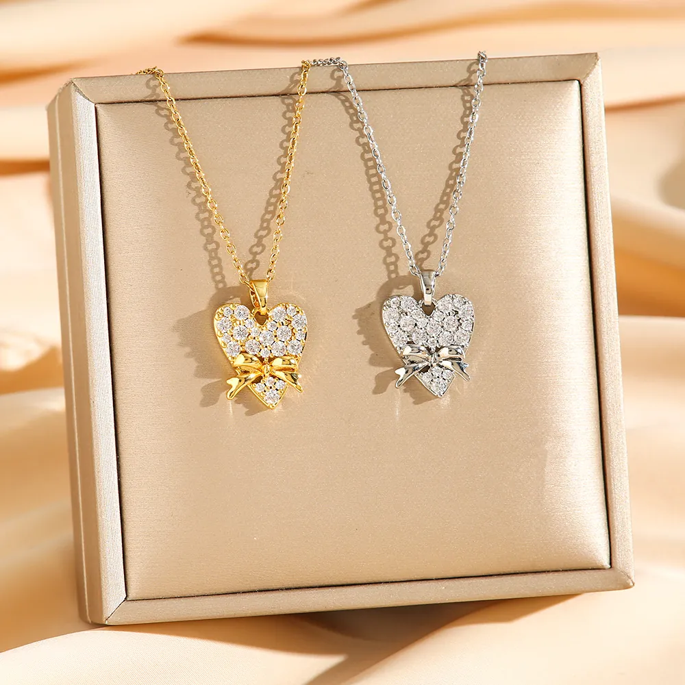 Collier Avec Pendentif En Cœur En Acier Au Titane Avec Nœud Papillon Micro Incrusté De Zircon Bijoux Pour Femmes