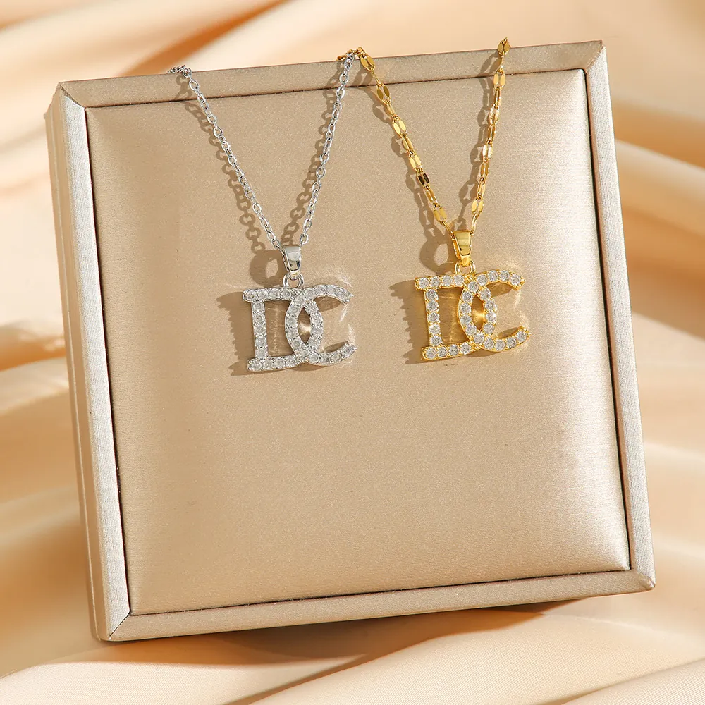 Collier Pendentif Acier Titane DC Lettre Micro Incrusté Zircone Bijoux Élégants Pour Femmes Cadeau Mode