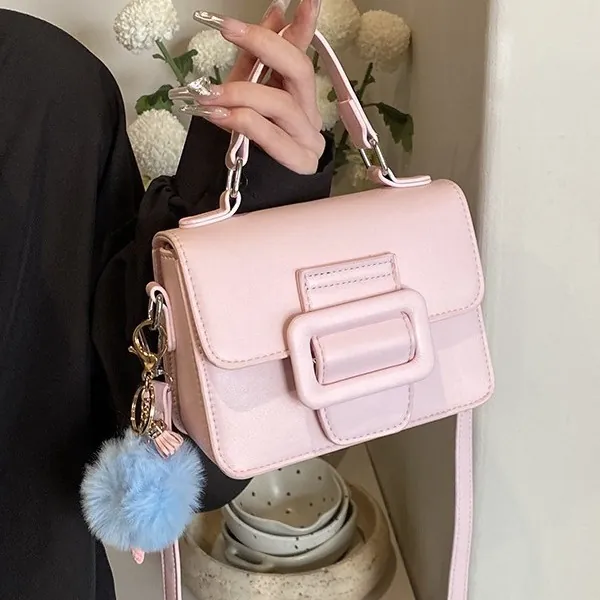 Nuova Borsa Quadrata da Donna Estiva in Pelle PU Minimalista Borsa a Tracolla Con Grande Fibbia e Pendente Pompon Borsa a Mano