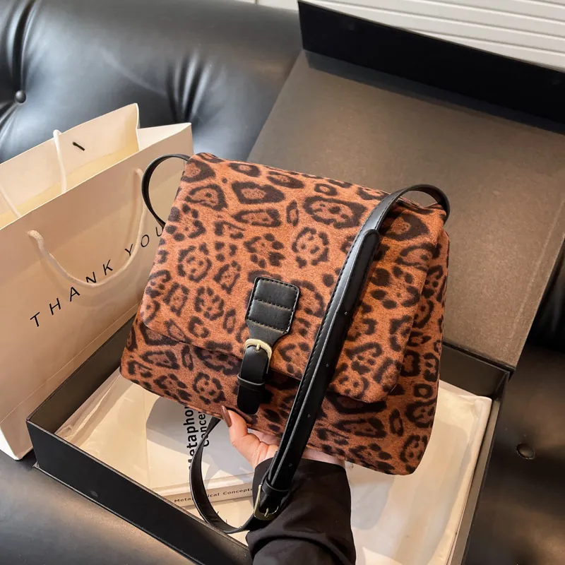 Borsa a Spalla da Donna con Stampa Leopardata in Finta Scamosciata Grande Capacità Borsa Tote Vintage con Patta e Fibbia in Metallo per Pendolare Quotidiana