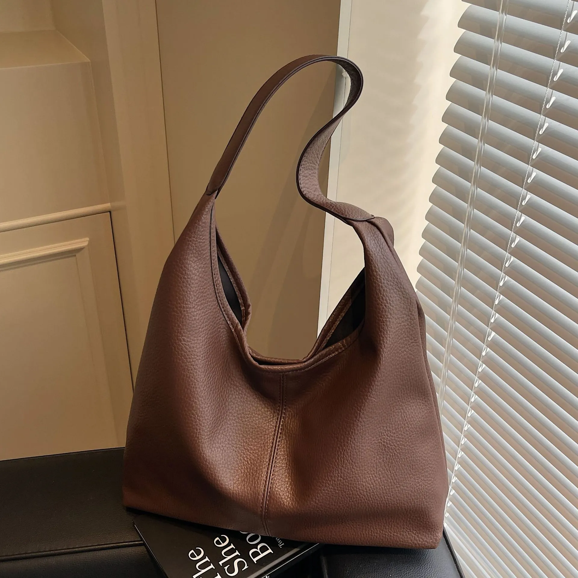 Women Large Capacity Tote Bag Soft PU Leather Lychee Pattern Minimalist Retro Single Shoulder Hobo Bag With Inner Pouch For Daily Commuting