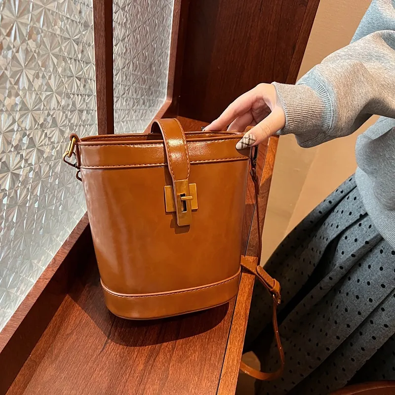 Sac Seau Rétro En Cuir PU Pour Femmes Mode Simple Sac À Bandoulière Avec Serrure En Métal Sac De Messager Quotidien