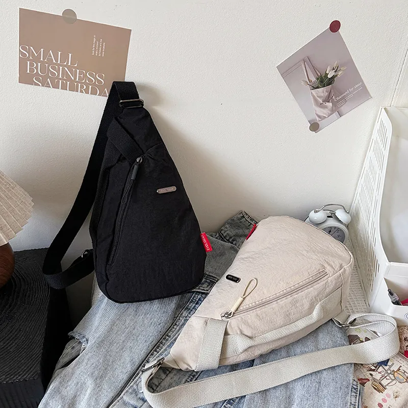 Sac de Poitrine Unisexe en Nylon Triangulaire Imperméable Léger Sac Croisé Avec Sangle Réglable Pour Voyage Extérieur Quotidien