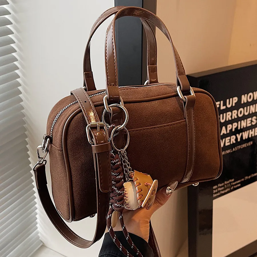 Sac Boston Rétro En Cuir PU Givré Mode Bowling Sac À Main Bandoulière Avec Pendentif Baseball Grande Capacité Femmes