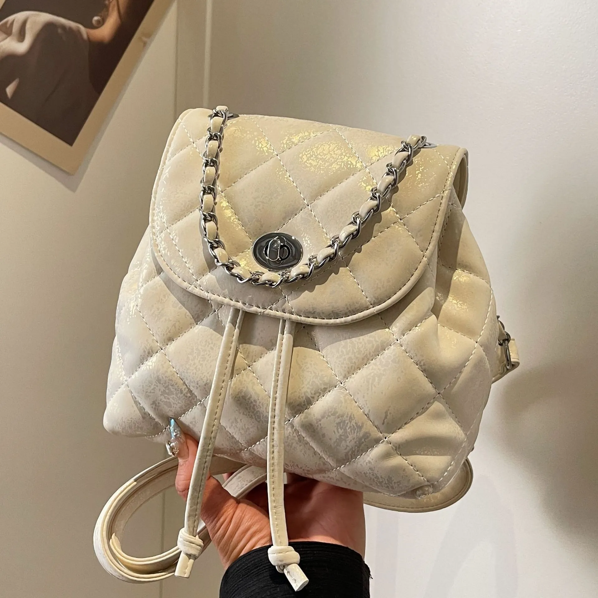 Damen Gesteppter Mini Rucksack Glänzendes PU Leder Kette Kleiner Schultertasche Für Alltag Pendeln Elegante Handtasche