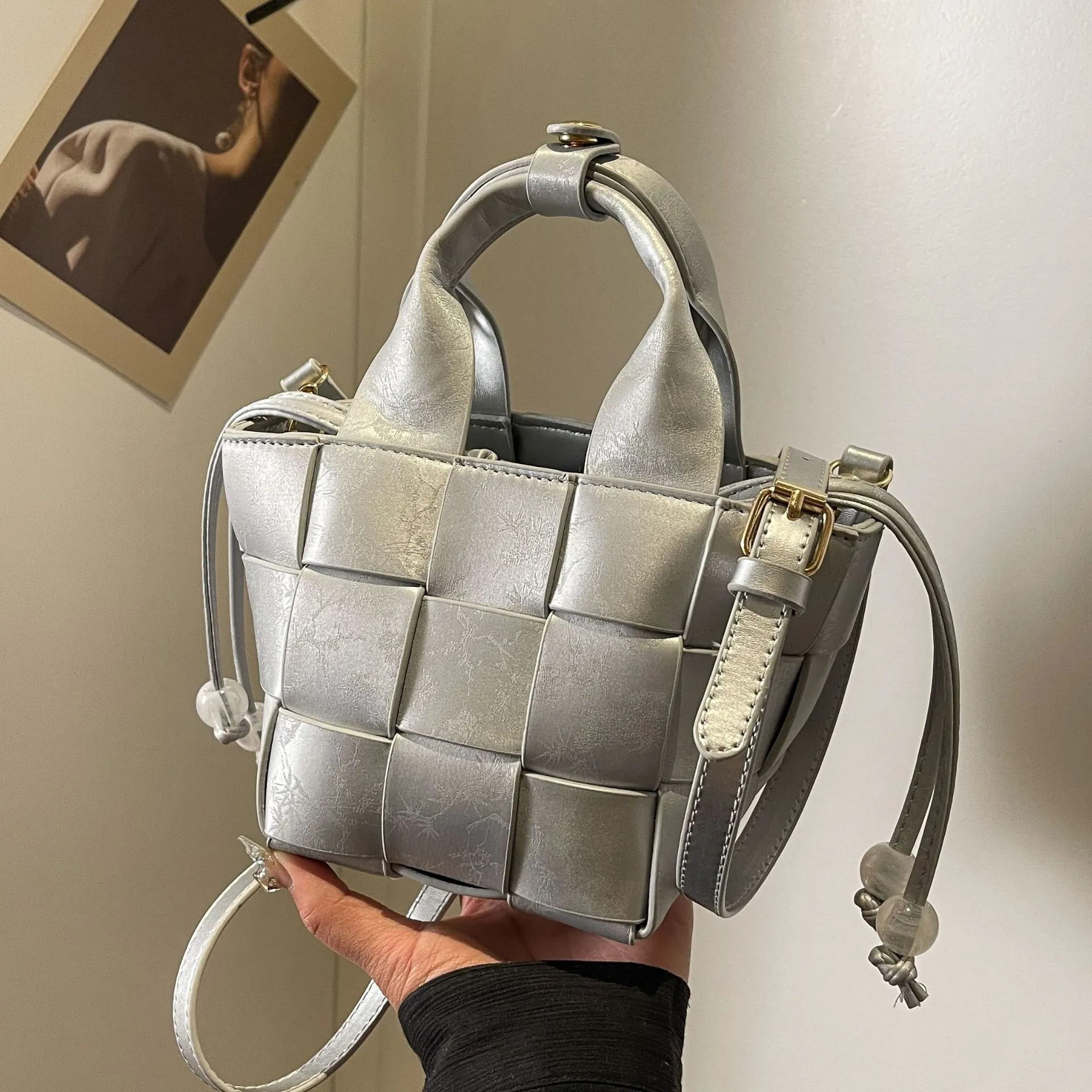 Sac Seau en Similicuir PU Tressé pour Femmes Sac à Bandoulière Mode Sac à Main Avec Pochette Intérieure à Cordon